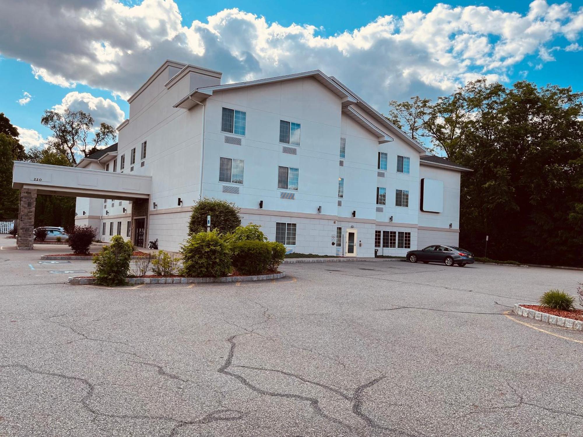 Tapa Hotel, Inn & Suites Mahwah Esterno foto